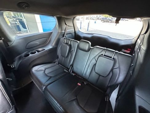 Used 2025 Chrysler Pacifica Select FWD image 24
