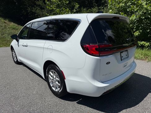 New 2026 Chrysler Pacifica Select image 9