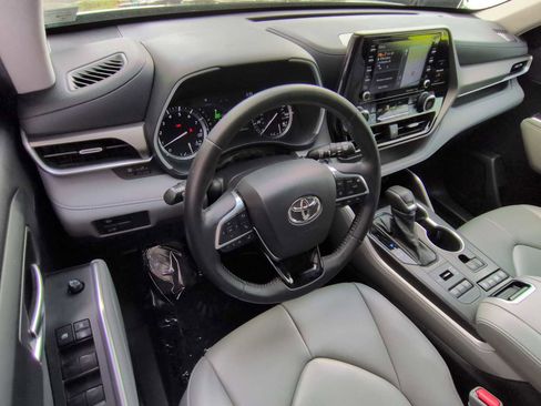 Used 2021 Toyota Highlander XLE AWD/4WD image 10