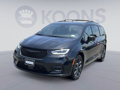 Used 2022 Chrysler Pacifica Touring-L w/ Uconnect Theater Family Group