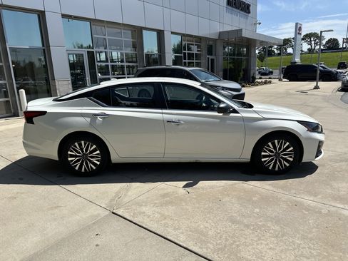 Used 2025 Nissan Altima 2.5 SV FWD image 10