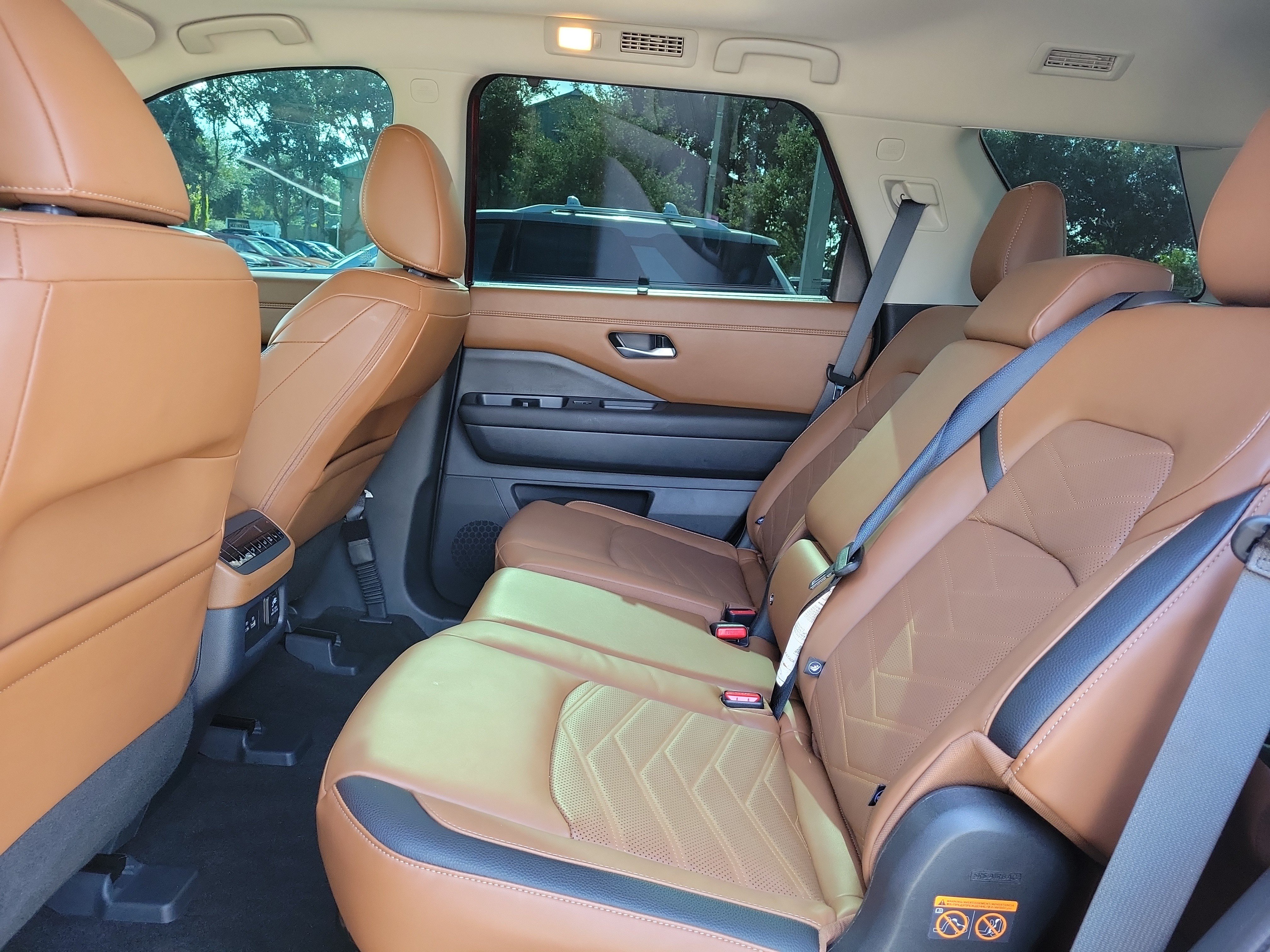 Certified 2025 Nissan Pathfinder Platinum w/ Cargo Package AWD/4WD image 18