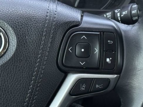 Used 2019 Toyota Highlander XLE AWD/4WD image 16