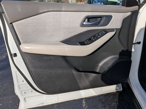 Used 2022 Nissan Rogue SV image 9