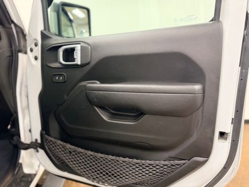 Used 2022 Jeep Gladiator Sport image 17