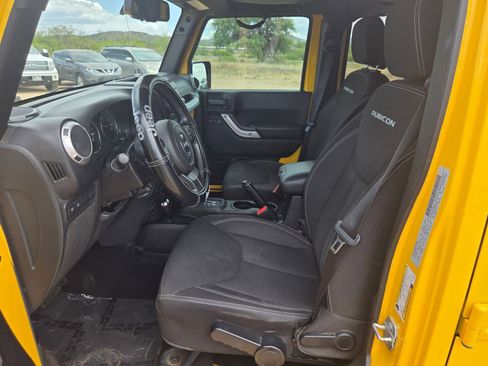 Used 2015 Jeep Wrangler Unlimited Rubicon w/ Connectivity Group AWD/4WD image 11