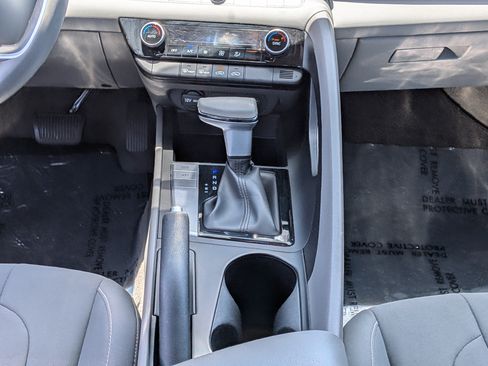 Used 2024 Hyundai Elantra SEL FWD image 19