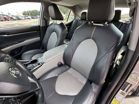 Used 2020 Toyota Camry XLE w/ Sunroof Package FWD image 22