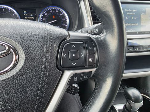 Used 2019 Toyota Highlander SE image 17