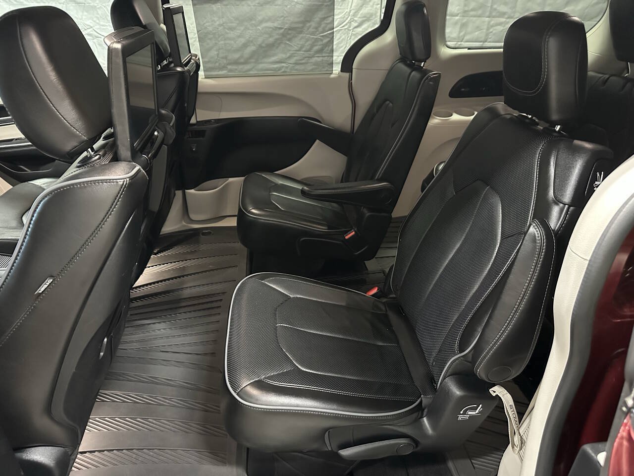 Used 2018 Chrysler Pacifica Limited w/ Tire & Wheel Group FWD image 9