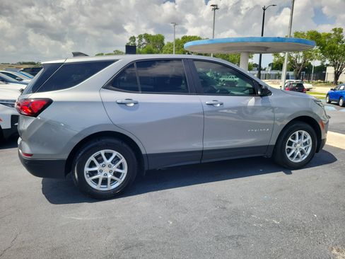 Used 2024 Chevrolet Equinox LS w/ LS Convenience Package FWD image 4
