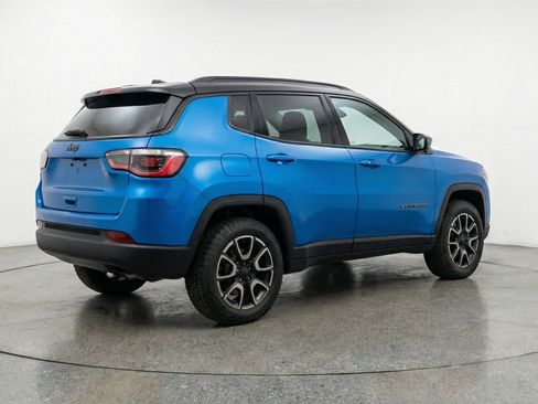 Used 2025 Jeep Compass Trailhawk AWD/4WD image 9