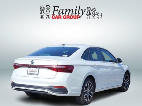 Used 2025 Volkswagen Jetta SE w/ Sunroof Package FWD image 4