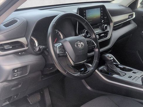 Used 2021 Toyota Highlander LE image 10