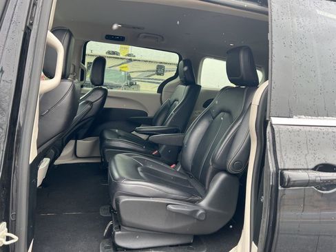 Used 2023 Chrysler Pacifica Touring-L image 27