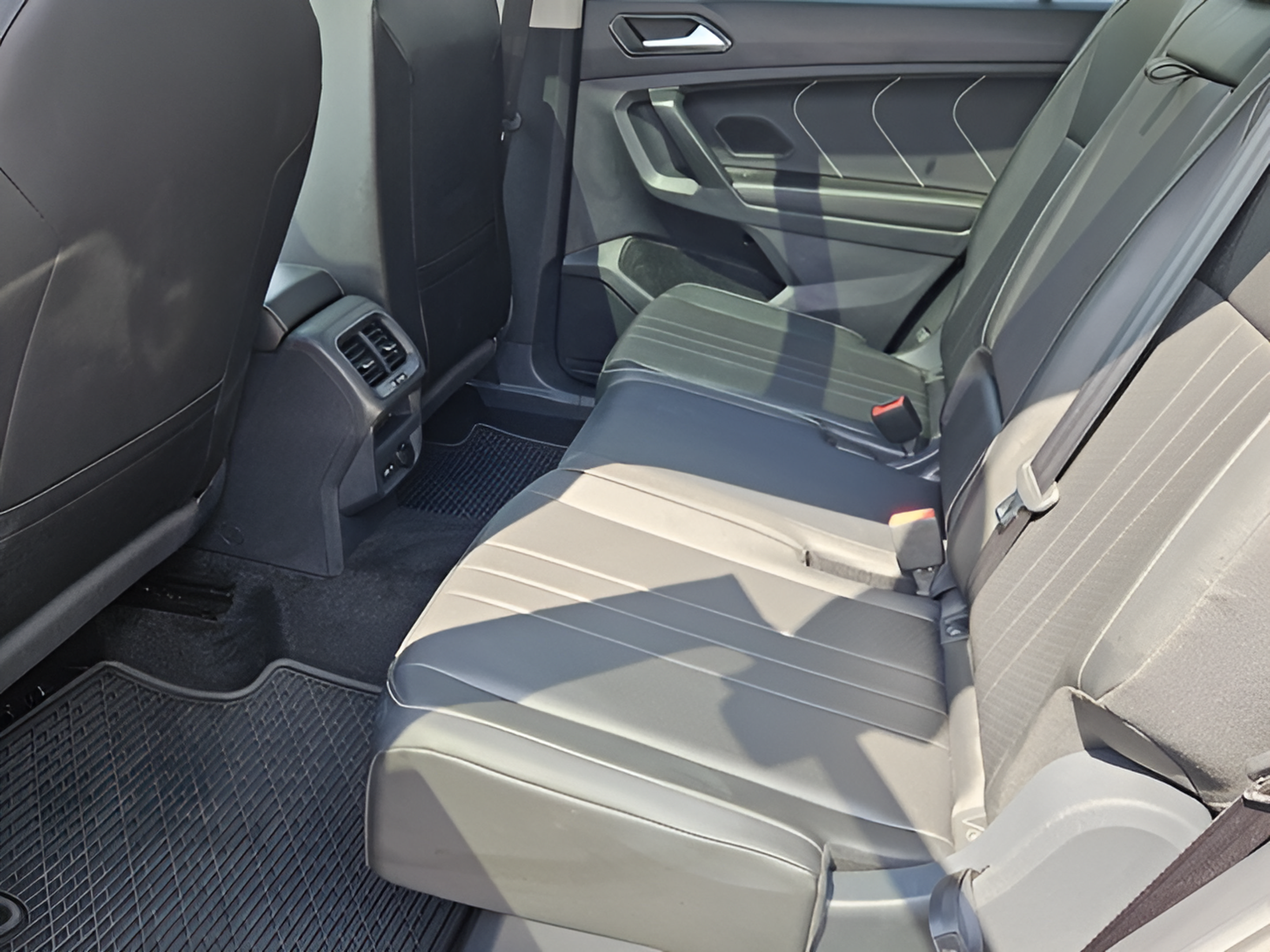 Certified 2023 Volkswagen Tiguan SE w/ Panoramic Sunroof Package FWD image 10