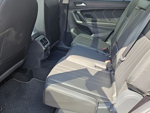 Used 2023 Volkswagen Tiguan SE w/ Panoramic Sunroof Package FWD image 10