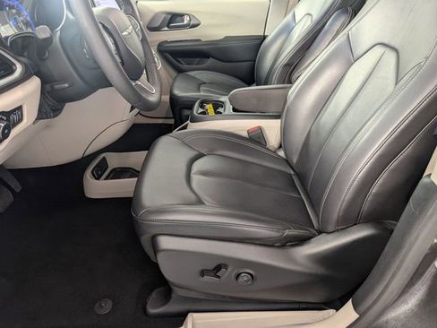 Used 2023 Chrysler Pacifica Touring-L image 13