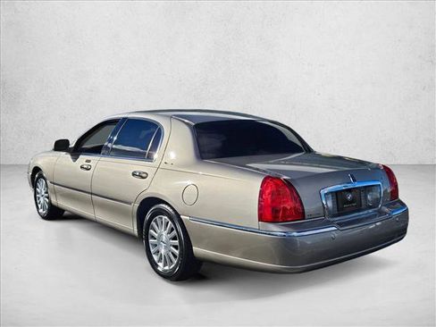 Used 2003 Lincoln Town Car Signature image 7