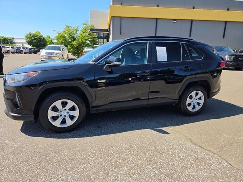 Used 2021 Toyota RAV4 LE AWD/4WD image 4