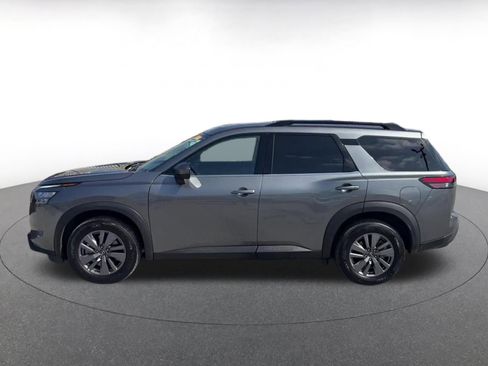 Used 2025 Nissan Pathfinder SV image 9