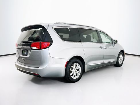 Used 2020 Chrysler Pacifica Touring-L FWD image 9