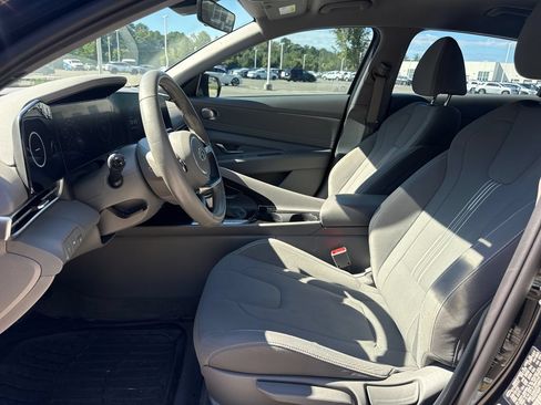 Used 2023 Hyundai Elantra SEL w/ Convenience Package FWD image 12