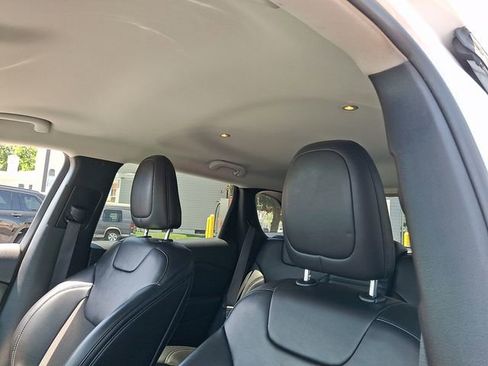 Used 2019 Jeep Cherokee Latitude Plus w/ Cold Weather Group AWD/4WD image 13