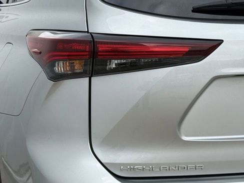 Used 2024 Toyota Highlander LE AWD/4WD image 6