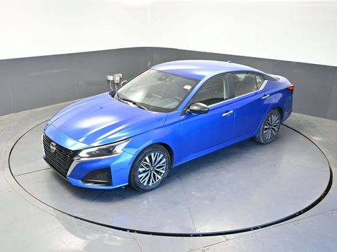 Used 2025 Nissan Altima 2.5 SV FWD image 44