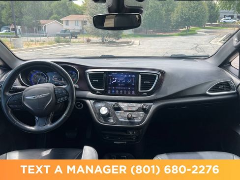 Used 2019 Chrysler Pacifica Touring-L FWD image 15