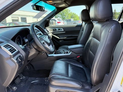 Used 2015 Ford Explorer XLT w/ Equipment Group 202A image 2