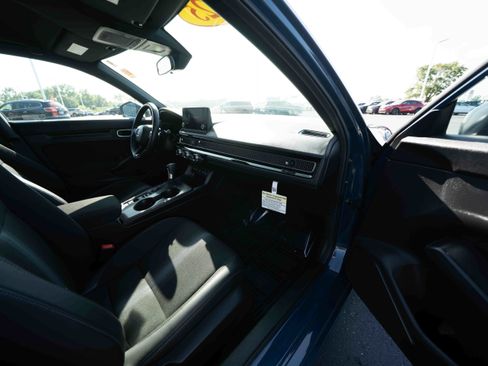 Used 2025 Honda Civic Sport image 25