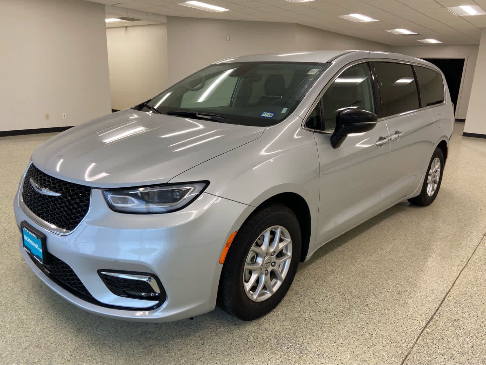Used 2024 Chrysler Pacifica Touring-L FWD image 3