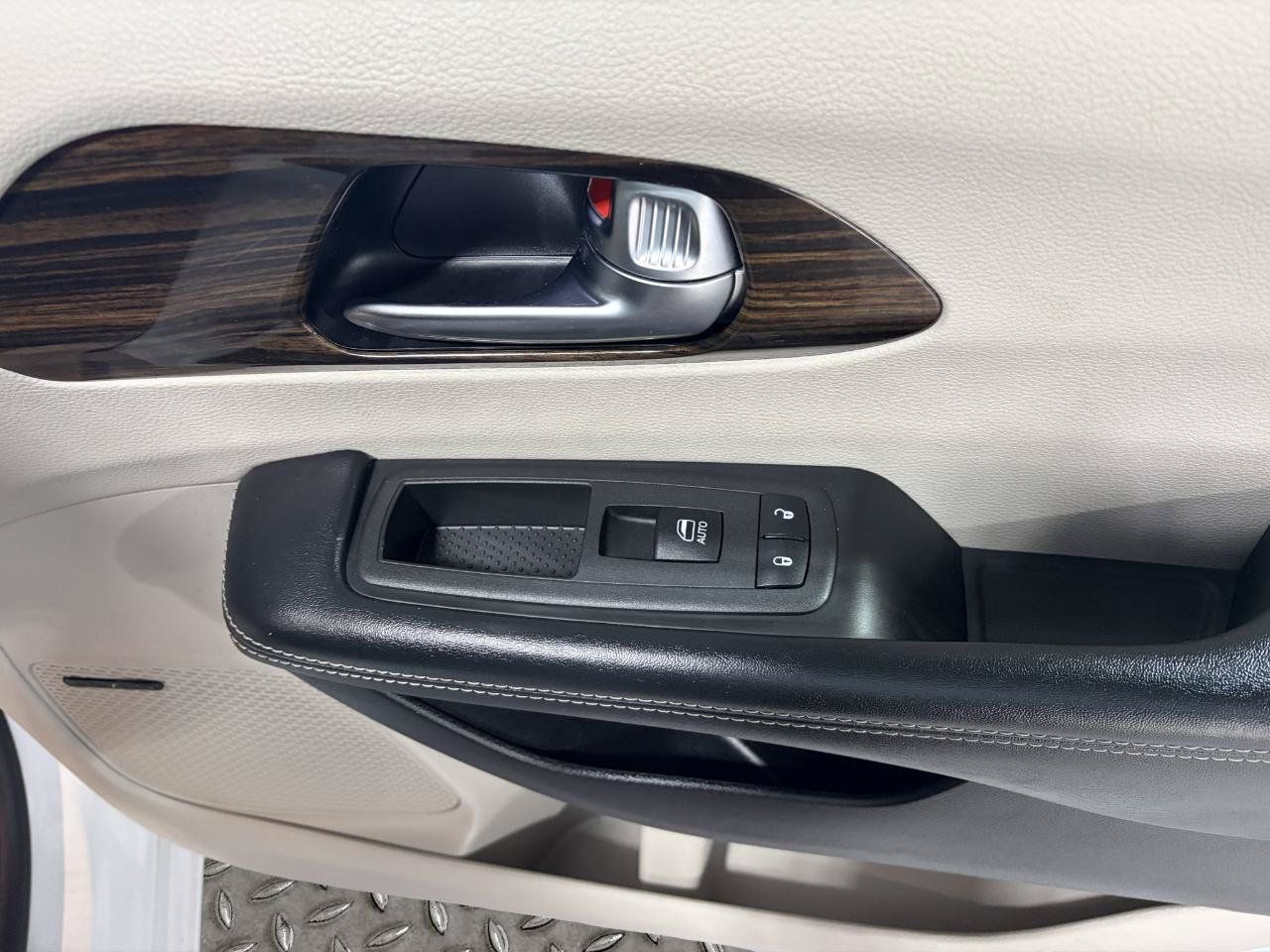 Used 2022 Chrysler Pacifica Limited FWD image 26
