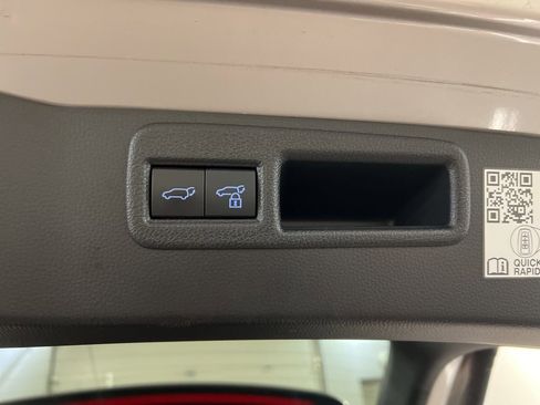 Used 2022 Toyota Venza XLE image 34