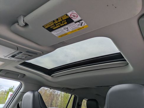 Used 2023 Toyota Highlander XLE AWD/4WD image 15