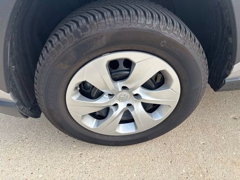 Used 2019 Toyota RAV4 LE FWD image 9