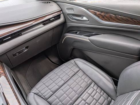 Certified 2022 Cadillac Escalade Premium Luxury Platinum w/ Heavy-Duty Trailer Package AWD/4WD image 16