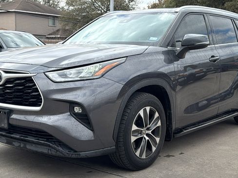 Used 2020 Toyota Highlander XLE image 3