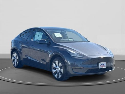 Used 2023 Tesla Model Y Long Range image 3
