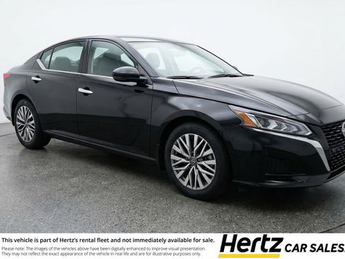 Used 2025 Nissan Altima 2.5 SV image 1