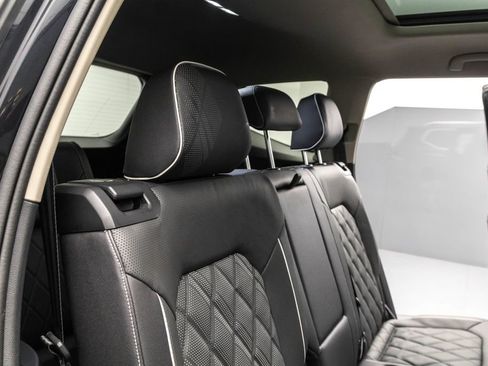 Certified 2025 Volkswagen Atlas SEL Premium R-Line image 31