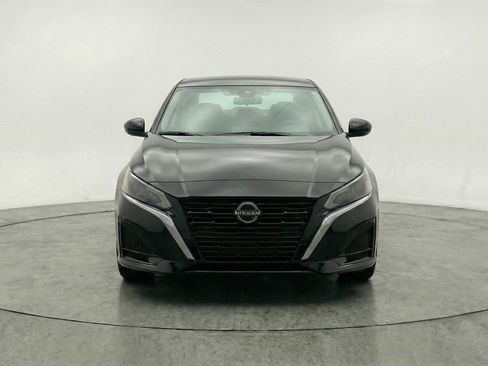 Used 2025 Nissan Altima 2.5 SV FWD image 2