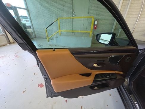 Used 2019 Lexus ES 350 Ultra Luxury w/ Accessory Package 2 FWD image 9