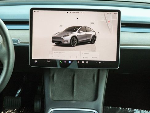 Used 2022 Tesla Model Y Long Range image 16