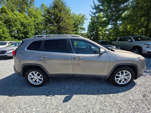 Used 2017 Jeep Cherokee Latitude w/ Cold Weather Group FWD image 4