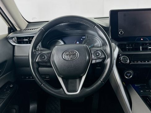 Used 2023 Toyota Venza LE image 18