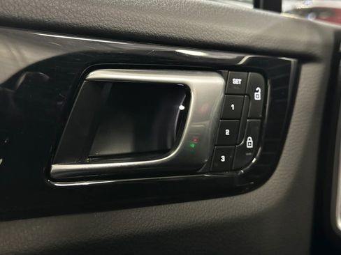 Used 2022 Porsche Cayenne w/ Premium Package image 36