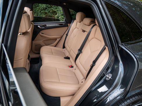 Certified 2025 Porsche Macan AWD/4WD image 34